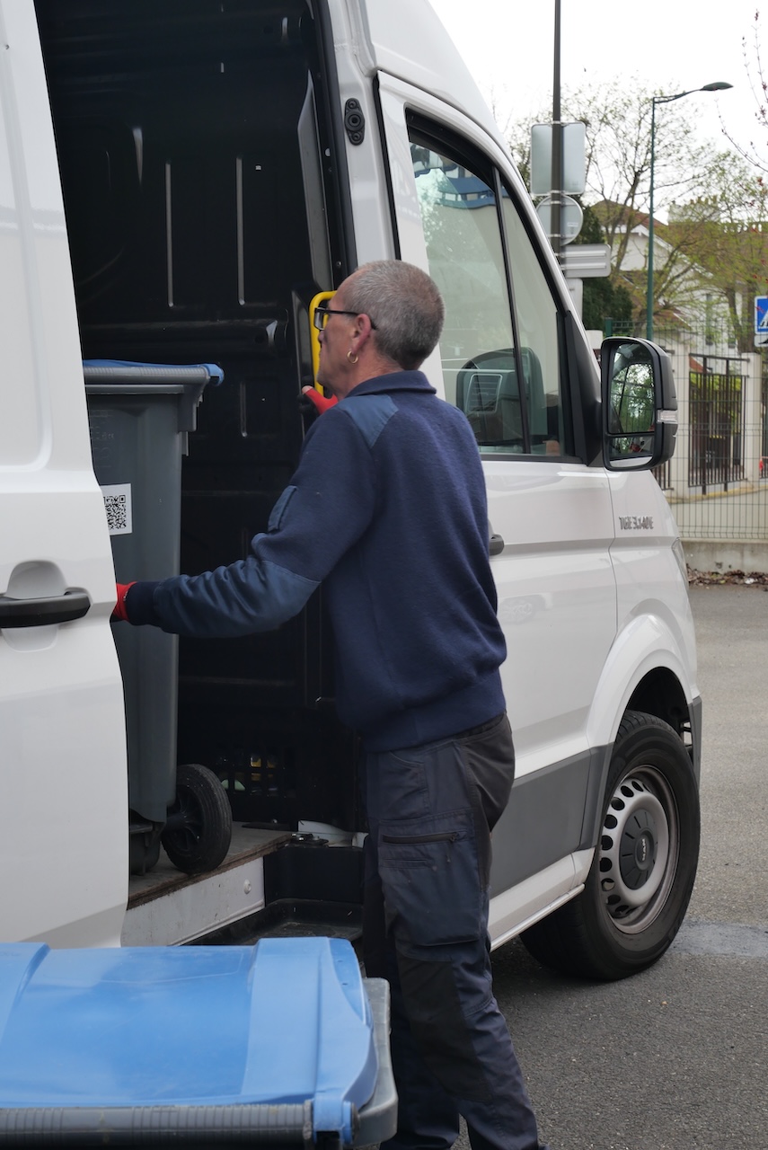 camion électrique et agent de collecte